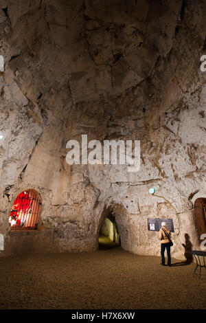 Royaume-uni, Angleterre, West Wycombe, Buckinghamshire, Church Lane, grottes de l'Enfer, de l'intérieur, de visiteur en salle de banquet Banque D'Images