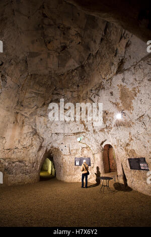 Royaume-uni, Angleterre, West Wycombe, Buckinghamshire, Church Lane, grottes de l'Enfer, de l'intérieur, de visiteur en salle de banquet Banque D'Images