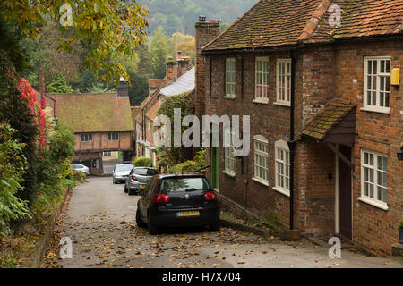 Royaume-uni, Angleterre, West Wycombe, Buckinghamshire, Church Lane, brique construit des maisons sur la colline Banque D'Images