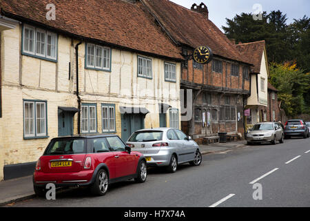 Royaume-uni, Angleterre, West Wycombe, Buckinghamshire, High Street, vue vers l'Église, Loft avec horloge 1668 Banque D'Images