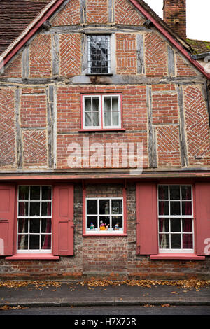 Royaume-uni, Angleterre, West Wycombe, Buckinghamshire, High Street, le géorgien l'embourgeoisement, remplissage de briques colombages antérieure Banque D'Images