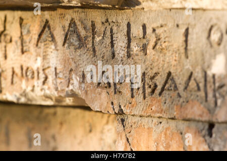 Inscription sur la tombe de la langue grecque. Caractères, symboles. Hiéroglyphes Banque D'Images