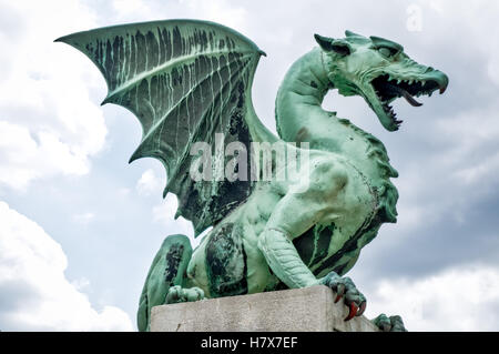 L'un des quatre dragons sur Dragon Bridge, le centre de Ljubljana, Slovénie Banque D'Images