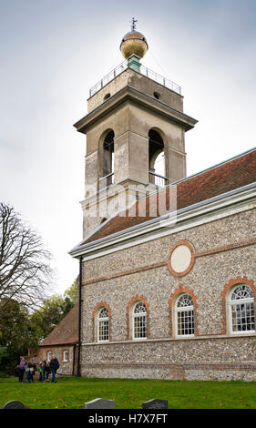 Royaume-uni, Angleterre, Buckinghamshire, West Wycombe Hill, St Lawrence's Church tower avec ballon d or Banque D'Images