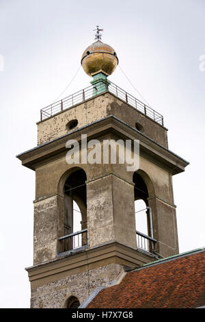 Royaume-uni, Angleterre, Buckinghamshire, West Wycombe Hill, St Lawrence's Church tower avec ballon d or Banque D'Images