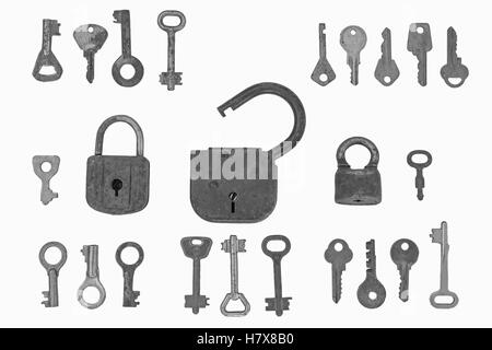 Les serrures et clés.Un gros cadenas ouvert et deux plus petits lock figurent parmi les nombreuses différentes touches sur le fond blanc. Banque D'Images