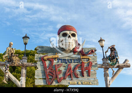 Palma, Espagne 25 Juin 2016 Bar et grill. L'enseigne du bar et grill Pirates Beach sur la rive. Banque D'Images