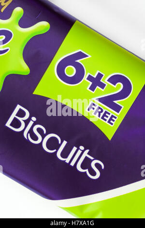 6 +2 de détails sur paquet de biscuits oeuf Cadbury screme pour Halloween Banque D'Images