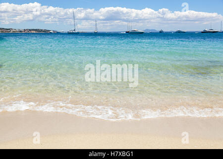 Plage de Palmanova. Le clapotis des vagues sur la rive. Dans la distance a de nombreux voiliers et bateaux disponibles sous les énormes nuages. Espagne Banque D'Images