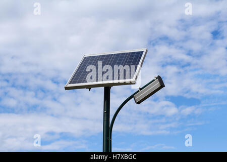 City Light Public avec panneau solaire powered sur ciel bleu avec des nuages Banque D'Images