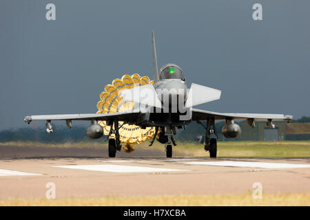 L'Eurofighter Typhoon RGF4 ZJ931 DA RAF Coningsby contre un ciel d'orage Banque D'Images