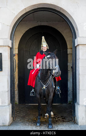 Londres - le 31 octobre 2016 Queen's Life : Canada Garde côtière canadienne de la Household Cavalry se tient dans une arche face à Whitehall. Banque D'Images