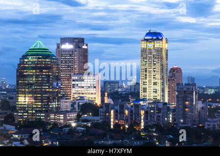 Jakarta skyline autour du quartier central des affaires de nuit dans la capitale de l'Indonésie. Banque D'Images