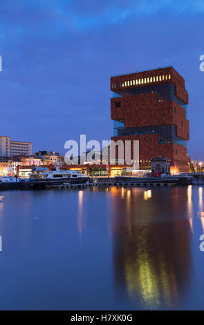 Museum aan de Stroom (MAS) en Willem Marina au crépuscule, Anvers, Flandre orientale, Belgique Banque D'Images