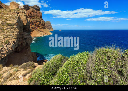L'été mer Méditerranée côte paysage (près de Benidorm, Costa Blanca, Alicante, Espagne). Banque D'Images