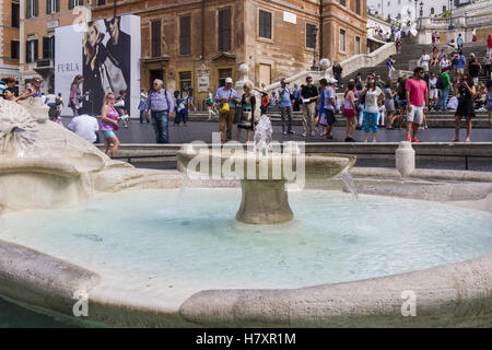 Rome - 15 septembre 2016 : Piazza di Spagna à Rome avec sa fontaine et place d'Espagne est l'un des plus célèbres places de la ville j Banque D'Images