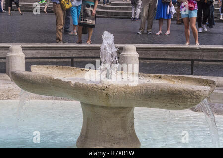 Rome - 15 septembre 2016 : Piazza di Spagna à Rome avec sa fontaine et place d'Espagne est l'un des plus célèbres places de la ville j Banque D'Images