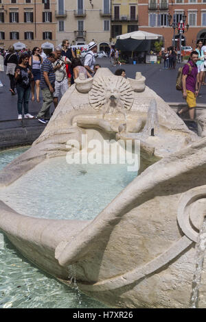 Rome - 15 septembre 2016 : Piazza di Spagna à Rome avec sa fontaine et place d'Espagne est l'un des plus célèbres places de la ville j Banque D'Images