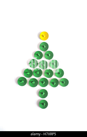Les punaises vertes. La forme de l'arbre de Noël punaises isolé sur fond blanc. Vue d'en haut. Close up. Banque D'Images