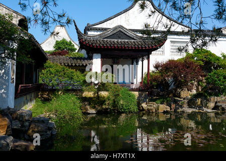 La maison traditionnelle chinoise, dans le parc, à un petit étang Banque D'Images
