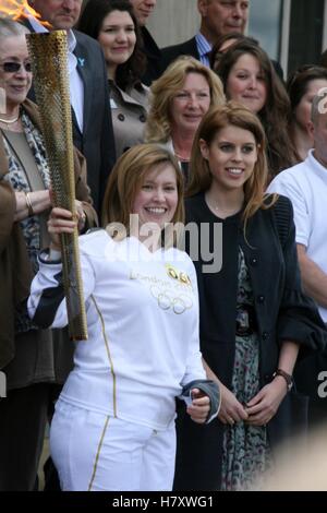 Son Altesse Royale la Princesse Béatrice d'York visites Harewood House, Leeds pour voir le relais de la flamme des Jeux Olympiques de 2012. Juin 2012 Banque D'Images