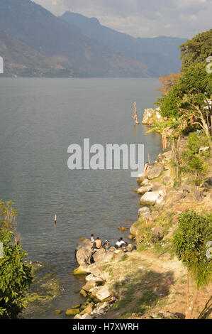 San Pedro la Laguna, Guatemala - 10 février 2014 indigènes Mayas : Laver les vêtements et prendre un bain sur la côte de San Pedro Banque D'Images