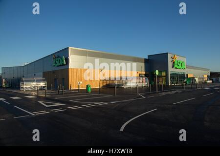 Extérieur du magasin Asda à Barnstaple, Devon, Royaume-Uni, ciel bleu Banque D'Images