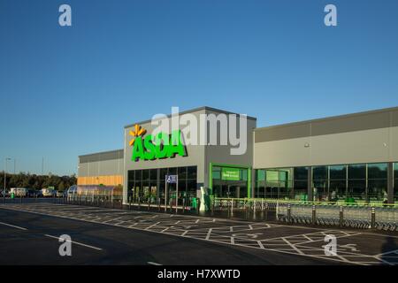 Extérieur du magasin Asda à Barnstaple, Devon, Royaume-Uni, parking vide, pas de voitures Banque D'Images