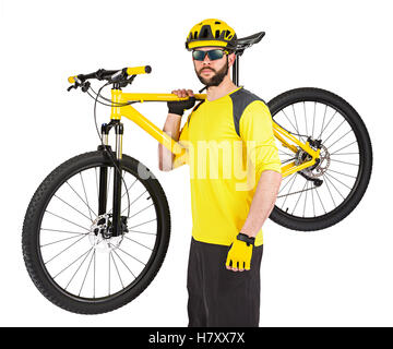 Jeune cycliste avec barbe et vtt jaune sur son épaule isolé sur fond blanc Banque D'Images
