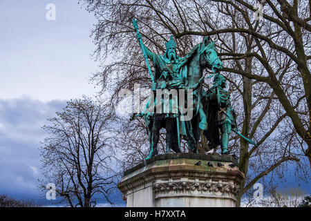 Statue de Charlemagne en face de la Cathédrale Notre Dame ; Paris, France Banque D'Images