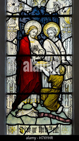 Nourrir la multitude des vitraux, Église de l'Assomption, Ashow, Warwickshire, UK Banque D'Images