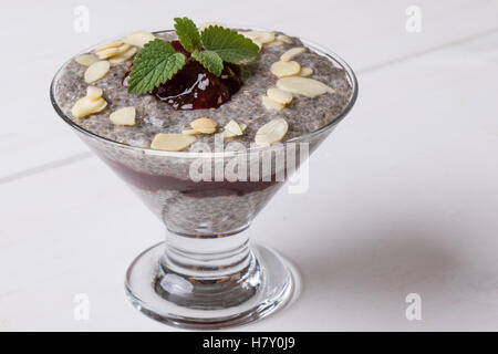 Chia sain avec la confiture pudding dans verre Banque D'Images