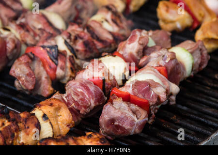 Brochettes de viande grill au charbon avec des légumes Banque D'Images