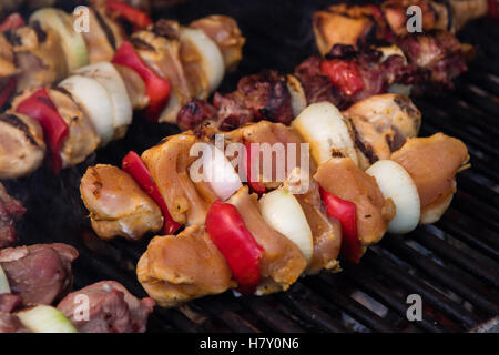 Brochettes de viande grill au charbon avec des légumes Banque D'Images