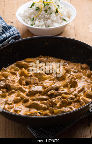 Bœuf stroganoff dans grande casserole avec du riz dans un bol Banque D'Images