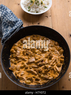 Bœuf stroganoff dans grande casserole avec du riz dans un bol Banque D'Images