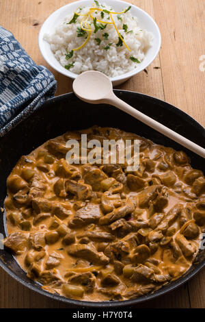 Bœuf stroganoff dans grande casserole avec du riz dans un bol Banque D'Images