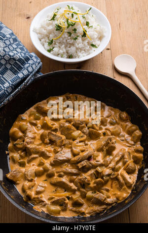 Bœuf stroganoff dans grande casserole avec du riz dans un bol Banque D'Images