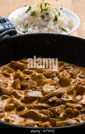 Bœuf stroganoff dans grande casserole avec du riz dans un bol Banque D'Images