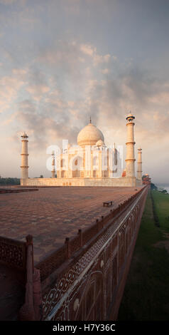 Base de grès rouge de l'arrière du Taj Mahal se détache de la rive de la Rivière Jamuna au lever du soleil à Agra, en Inde. Fiery Red sky c Banque D'Images