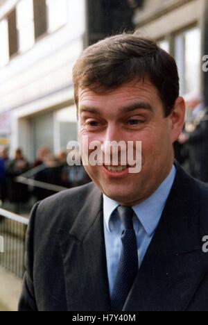 HRH le duc de York visite les bureaux du service de probation de Harrogate. Février 1994 Banque D'Images