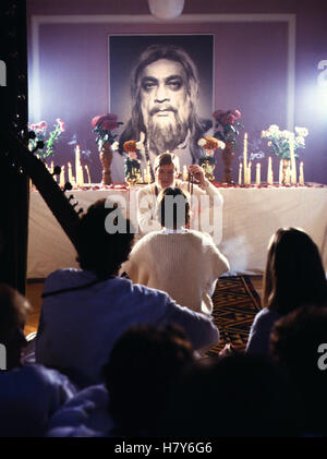 SOKO 5113 : in die falsche Richtung, D 1984, Regie : Manfred Zapatka Borsche, Kai, Ausdruck : Sekte, gourou, Autel, rituel, Zeremonie Banque D'Images