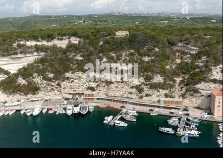 Le port naturel de Bonifacio vu de la citadelle qui garde l'entrée dans le sud de la Corse, France Banque D'Images
