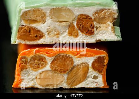 Torrone aux amandes recouverte de chocolat orange et citron Banque D'Images