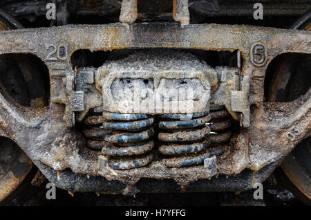 Les roues du train rusty couverts par le sel d'Baskunchak lake, la Russie. C'est les taches sur la surface de transport ferroviaire . Close-up shot. Banque D'Images