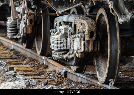 Les roues du train rusty couverts par le sel d'Baskunchak lake, la Russie. C'est les taches sur la surface de transport ferroviaire . Close-up shot. Banque D'Images