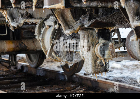 Les roues du train rusty couverts par le sel d'Baskunchak lake, la Russie. C'est les taches sur la surface de transport ferroviaire . Close-up shot. Banque D'Images