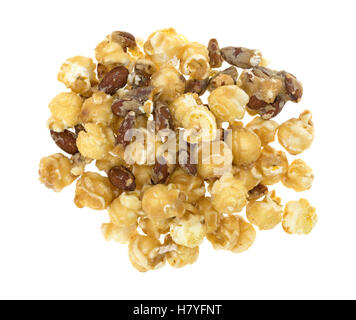 Vue de dessus d'une partie du maïs éclaté glacé aux amandes et pacanes isolé sur un fond blanc. Banque D'Images