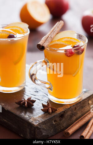 Pomme orange chaud avec du cidre épices cannelle verre Banque D'Images