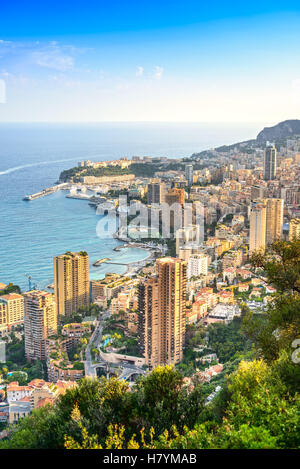 Monaco Montecarlo cityscape, principauté vue aérienne. Gratte-ciel, les montagnes et le port de plaisance. Côte d'Azur. La France, l'Europe. Banque D'Images